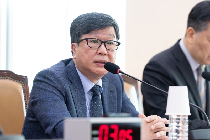 편장완 한국예술종합학교 총장이 20일 서울 여의도 국회에서 열린 문화체육관광위원회 사행산업통합감독위원회 등에 대한 국정감사에 출석해 안경을 고쳐쓰고 있다. 2025.10.20/뉴스1 ⓒ News1 이승배 기자