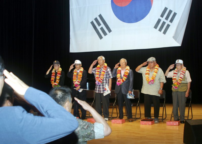 [여수=뉴시스] 김석훈 = 6·25참전 '전국 첫 학도병 출전 68주년 기념식'이 13일 오후 전남 여수시 진남문예회관에서 열린 가운데 육군제7391부대 등 참석자들이 정효명(84) 6·25참전학도병동지회장 등 생존학도병 6명에게 거수경례 하고 있다. 2018.07.13. kim@newsis.com