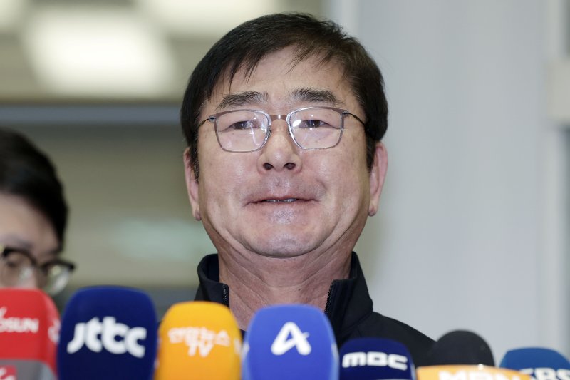 [인천공항=뉴시스] 최동준 기자 = 세계야구소프트볼연맹 프리미어 12에서 4강 진출에 실패한 대표팀 류중일 감독이 19일 인천국제공항을 통해 귀국한 뒤 소감을 말하고 있다. 2024.11.19. photocdj@newsis.com