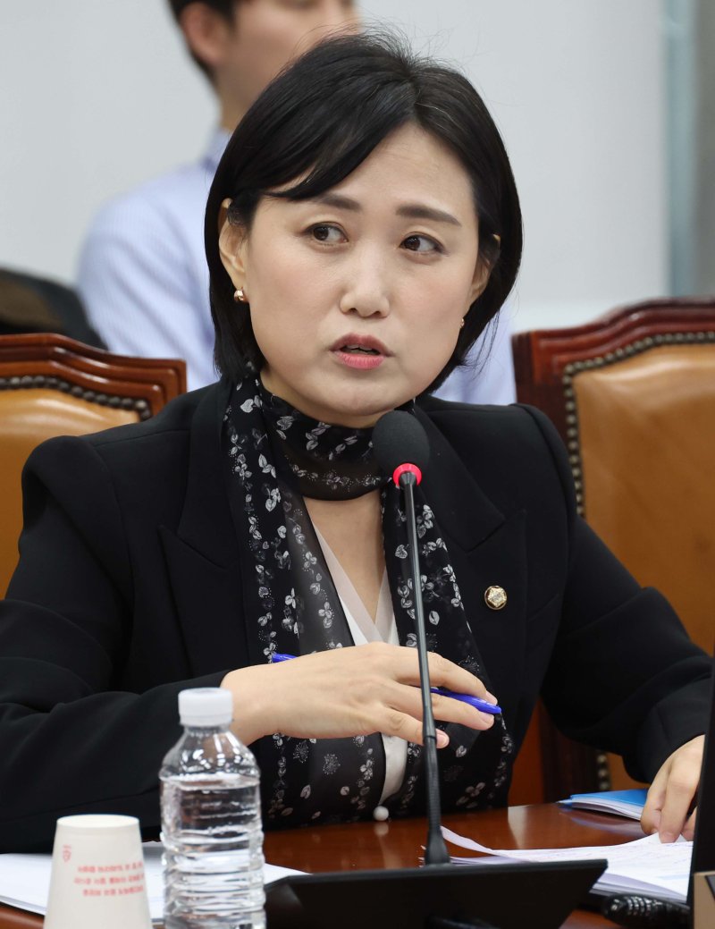 [서울=뉴시스] 조성봉 기자 = 백승아 더불어민주당 의원이 5일 오후 서울 여의도 국회에서 열린 국회운영위원회 국정감사에서 질의를 하고 있다. 2025.11.05. suncho21@newsis.com