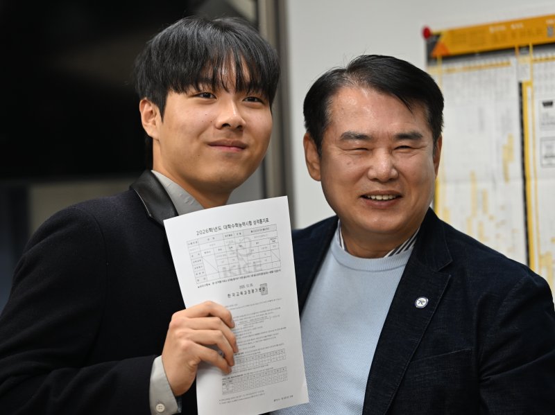 [광주=뉴시스] 5일 오전 광주 서구 서석고등학교에서 2026학년 대학수학능력시험에서 만점을 기록한 최장우 학생이 이정선 광주시교육청 교육감과 기념촬영을 하고 있다. 2025.12.05. lhh@newsis.com