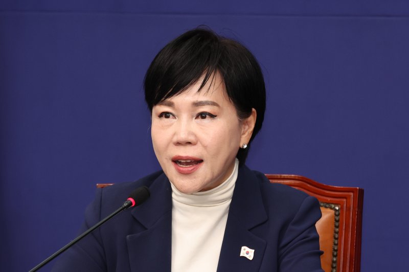 [서울=뉴시스] 김금보 기자 = 전현희 더불어민주당 의원이 지난 1일 오전 서울 여의도 국회에서 열린 최고위원회의에서 최고위원 사퇴인사를 하고 있다. 2025.12.01. kgb@newsis.com