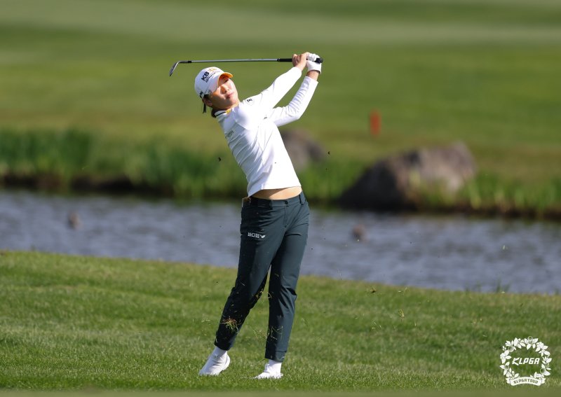 [서울=뉴시스] 30일 제주 엘리시안 제주CC에서 열린 S-OIL 챔피언십 2025 1라운드 2번홀에서 방신실이 아이언샷을 하고 있다. (사진=KLPGA 제공) 2025.10.30. photo@newsis.com *재판매 및 DB 금지