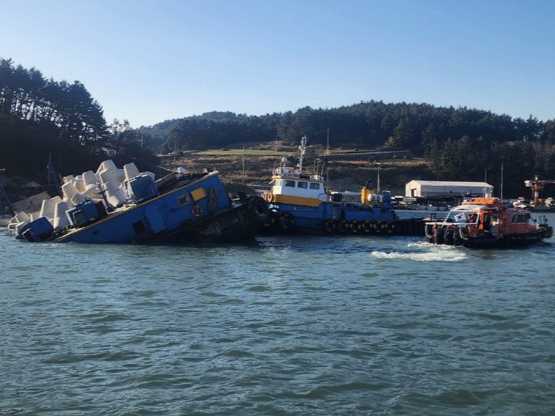 [완도=뉴시스] 5일 오전 8시11분께 전남 완도군 청산도 도청항 인근에서 414t 바지선 A호가 침수 중이다. (사진 = 완도해경 제공) 2025.12.05 photo@newsis.com *재판매 및 DB 금지