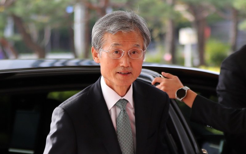 [서울=뉴시스] 김혜진 기자 = 조희대 대법원장이 지난 10월 21일 서울 서초구 대법원으로 출근하고 있다. 2025.10.21. jini@newsis.com