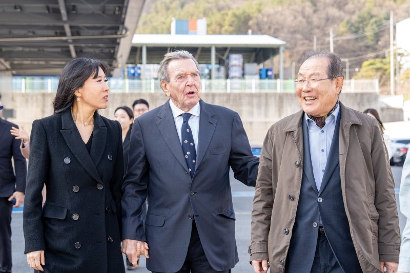 [서울=뉴시스] 윤동한(오른쪽) 한국콜마 회장이 슈뢰더 전 독일 총리(가운데)와 김소연 슈뢰더-김 재단 이사장과 함께 세종공장을 둘러보고 있다. (사진=콜마그룹 제공) *재판매 및 DB 금지