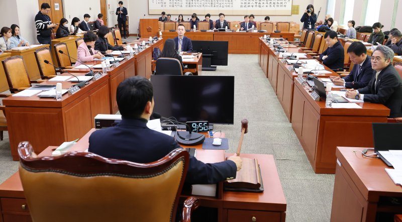 5일 서울 여의도 국회 법제사법위원회에서 변호사 비밀 유지 권한 확대하는 변호사법 개정안 등을 심사하기 위한 법안심사소위원회의가 열리고 있다. 연합뉴스