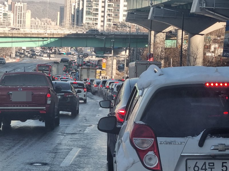 [의정부=뉴시스] 김도희 기자 = 5일 오전 10시30분께 경기 의정부시 장안고가교 일대 극심한 차량 정체가 빚어지고 있다. 2025.12.05 kdh@newsis.com