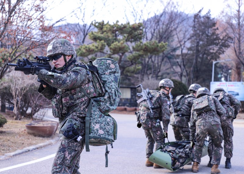 육군은 5일 충남 계룡시 계룡대학교 무궁화회관에서 '2025년 최정예 300전투원 시상식'을 진행한다고 밝혔다. 사진은 최정예 300전투원 대표선발을 위한 사단 저격수 경연대회에서 관측수가 고배율 관측경으로 표적을 식별한 뒤, 저격수가 K14 저격용 소총으로 사격하고 있는 모습. 육군 제공