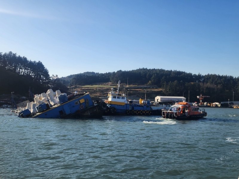 완도해경이 5일 오전 완도 청산도 항구에서 침수된 바지선에서 안전 조치를 취하고 있다.(완도해경 제공. 재판매 및 DB 금지) 2025.12.5/뉴스1