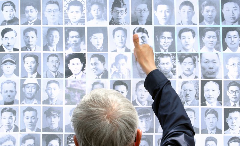 [파주=뉴시스] 조성우 기자 = 2023년 6월 28일 오전 경기도 파주시 국립6·25전쟁납북자기념관에서 열린 6·25전쟁 납북희생자 기억의 날 행사에 참석한 한 유가족이 행사장에 걸린 사진을 보며 엄지손가락을 치켜세우고 있다. 2025.12.05. xconfind@newsis.com