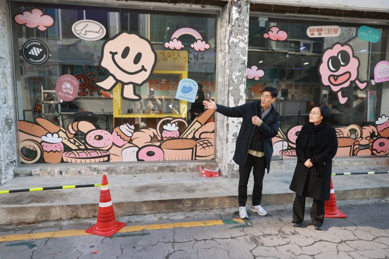 한성숙 중소벤처기업부 장관(오른쪽)이 5일 대전 중구 은행동·대흥동 일대의 대전 중구 글로컬 상권을 방문, 현장을 둘러보고 있다.