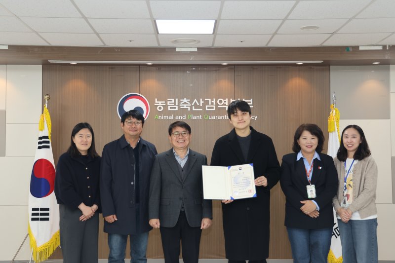 [제주=뉴시스] 제주도 동물위생시험소가 2025년도 ‘축산 항생제내성균 감시체계 구축사업’ 평가에서 최우수기관으로 선정돼 4일 농림축산식품부장관상을 수상했다. (사진=제주도 제공) 2025.12.05. photo@newsis.com