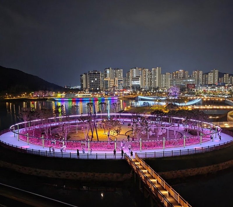 대전 갑천생태호수공원 야경 (대전도시공사 제공) / 뉴스1