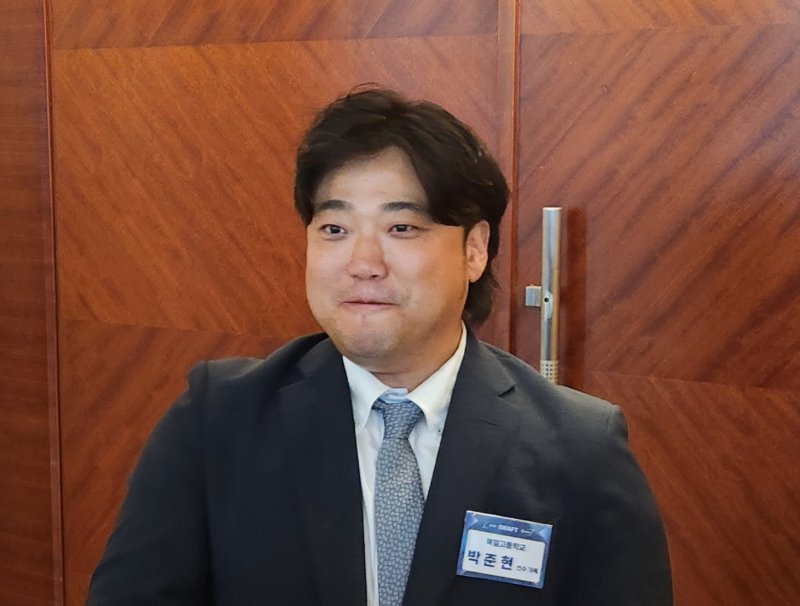 [서울=뉴시스] 박윤서 기자 = 박석민이 17일 서울 송파구 롯데호텔 월드 크리스탈 볼룸에서 열린 2026 KBO 신인 드래프트가 끝난 뒤 취재진과 인터뷰를 하고 있다. 2025.09.17. donotforget@newsis.com *재판매 및 DB 금지