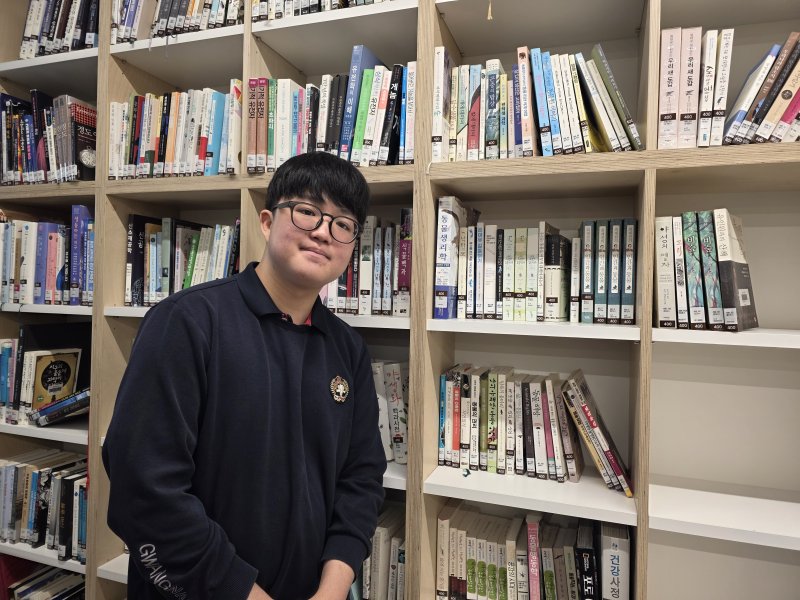 [서울=뉴시스] 정예빈 기자 = 2026학년도 대학수학능력시험(수능) 만점자 왕정건군. 2025.12.05. 5757@newsis.com *재판매 및 DB 금지