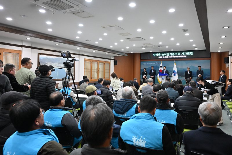 [남해=뉴시스] 차용현 기자 = 5일 오전 경남 남해군 장충남 군수가 군청 대회의실에서 기자회견을 열고, 경남도의회 예산안 심사 과정에서 남해군 농어촌 기본소득 사업의 도비가 전액 삭감된 데 대한 입장을 밝히고 있다. 2025.12.05. con@newsis.com