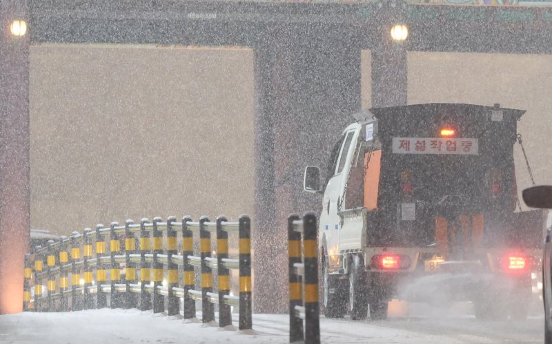 [서울=뉴시스] 황준선 기자 = 서울·인천·경기·강원 대설주의보가 발효된 4일 오후 서울 중구 거리에서 제설작업 차량이 이동하고 있다. 2025.12.04. hwang@newsis.com