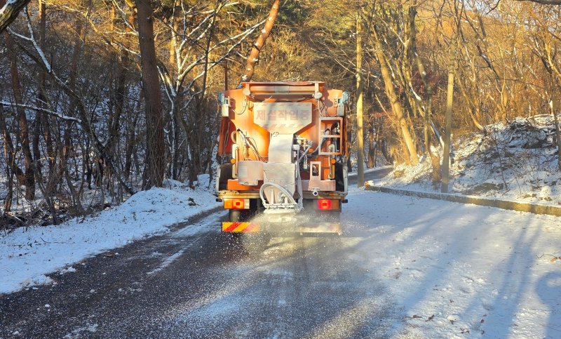 충북 괴산군이 5일 주요 도로의 제설작업을 벌이고 있다.(괴산군 제공, 재판매 및 DB금지)/뉴스1