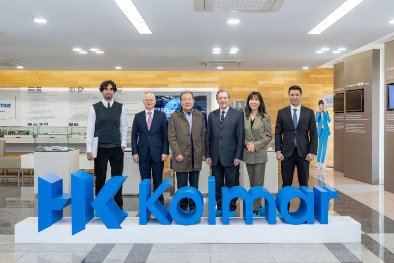 모하메드 알 호사니 아부다비 투자진흥청(ADIO) 최고책임자(왼쪽부터), 레이먼드 셰플러 하이티 대표, 윤동한 한국콜마 회장, 슈뢰더 전 총리, 김소연 슈뢰더-김 재단 이사장, 메이드 알 함마디 EKFS(에미리트-한국 친선협회) 회장이 공장투어를 마친 후 기념촬영을 하고 있다. 콜마홀딩스 제공