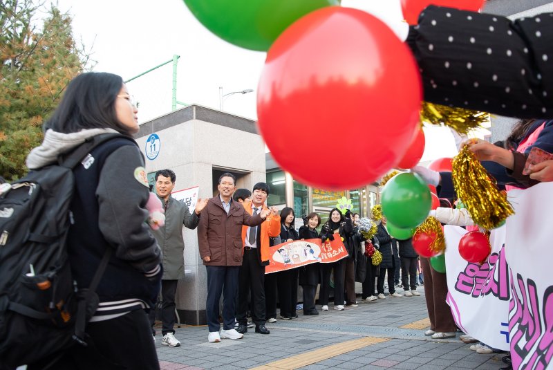 수능일인 지난달 13일 구미 산동고 앞에서 김장호 구미시장이 시험장으로 향하는 수험생들을 격려하고 있다. (구미시 제공. 재판매 및 DB금지)/뉴스1 2025.11.13/뉴스1 ⓒ News1 정우용 기자