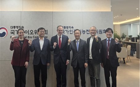 [서울=뉴시스] 국가인공지능전략위원회 임문영 상근 부위원장이 데이비드 자폴스키 아마존(Amazon) 글로벌 대외정책 및 법무 총괄 수석 부회장과 면담을 가졌다. (사진=국가인공지능전략위원회 제공) *재판매 및 DB 금지