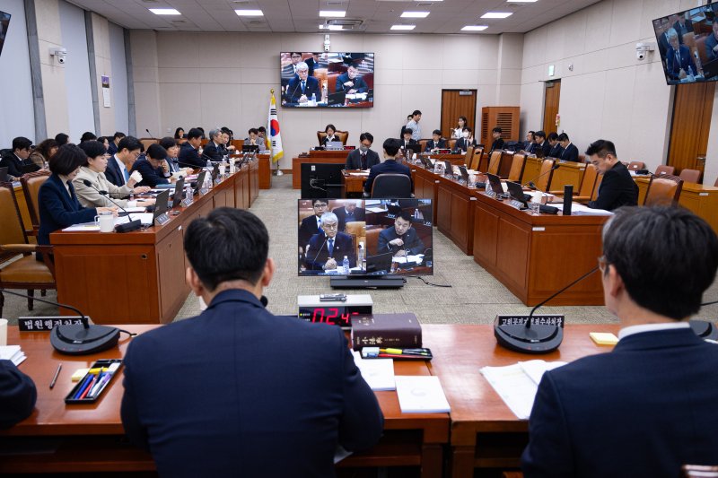 3일 서울 여의도 국회에서 열린 제429회 국회(정기회) 법제사법위원회 제16차 전체회의에서 국민의힘 위원들이 퇴장한 가운데 내란전담재판부 설치법 관련 질의가 이어지고 있다./뉴스1 ⓒ News1 유승관 기자