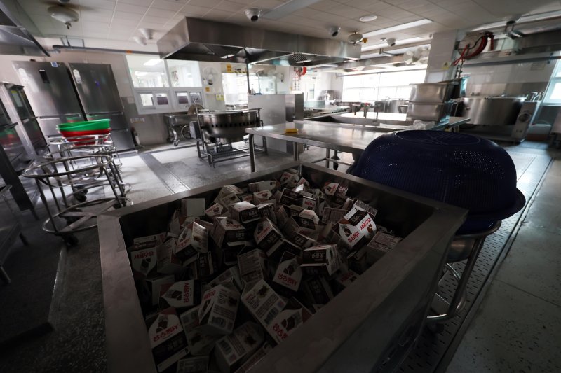 [부산=뉴시스] 하경민 기자 = 지난해 학교비정규직 파업으로 불이 꺼진 부산의 한 초등학교 급식 조리실 모습. 2024.12.06. yulnetphoto@newsis.com