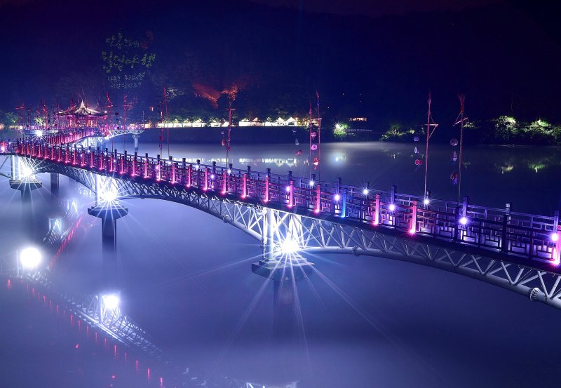 경북도, 무장애 관광환경 공모 3개소 선정…국비 7억5000만원 확보 경북도가 문화체육관광부와 한국관광공사가 주관한 ‘2026년도 무장애 관광환경 조성 공모사업’에서 포항 2개소, 안동 1개소 등 총 3개 관광지가 선정돼 국비 7억5000만원을 확보했다.사진은 월영교 야경(경북도 제공. 재판매 및 DB금지) /뉴스1