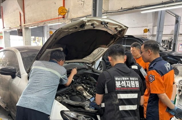 [창원=뉴시스] 경남소방 상설 화재조사 분석지원팀 전문위원 합동 감식. (사진=경남소방본부 제공) 2025.12.05. photo@newsis.com *재판매 및 DB 금지