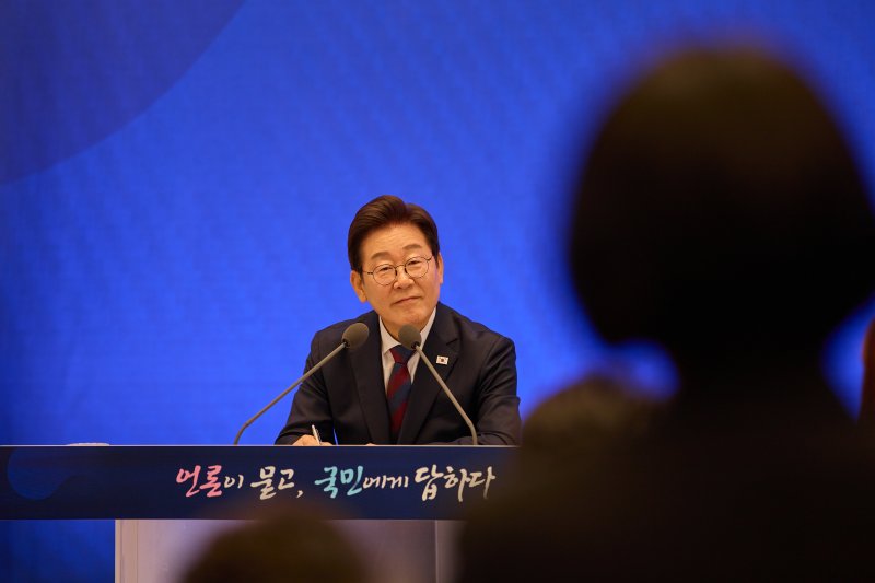 이재명 대통령이 지난 3일 서울 청와대 영빈관에서 열린 ‘대통령의 30일, 언론이 묻고 국민에게 답하다’ 기자회견에서 취재진의 질문을 듣고 있다. (이재명 대통령 SNS. 재판매 및 DB 금지) 2025.7.4/뉴스1 ⓒ News1 이재명 기자