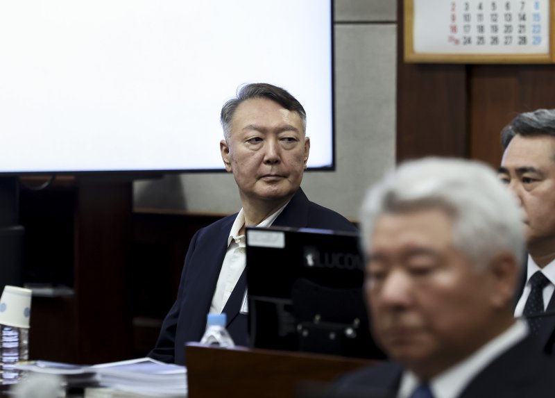 윤석열 전 대통령이 26일 서울 서초구 서울중앙지법에서 열린 특수공무집행방해, 직권남용 권리행사방해 등 혐의 사건 첫 공판에 출석하고 있다. 형사 법정에서 윤 전 대통령의 모습이 공개된 것은 지난 4월 내란 사건 재판 이후 약 5개월 만이다. 2025.9.26/뉴스1 ⓒ News1 사진공동취재단