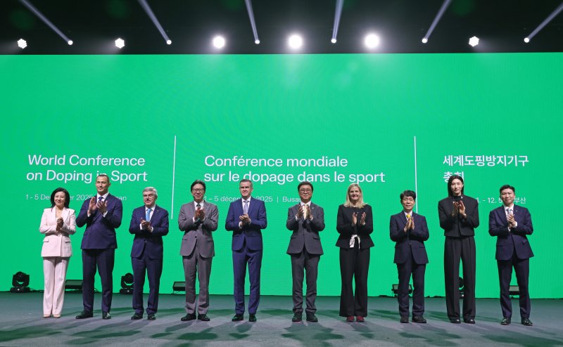 [서울=뉴시스] 권창회 기자 = 최휘영 문화체육관광부 장관이 2일 부산 해운대구 벡스코에서 열린 세계도핑방지기구(WADA) 총회 개회식에 참석해 참석자들과 기념촬영을 하고 있다.(사진=문화체육관광부 제공) 2025.12.02. photo@newsis.com *재판매 및 DB 금지
