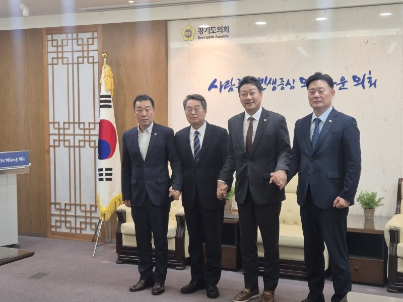 [수원=뉴시스] 이병희 기자 = 김동연 경기도지사와 경기도의회 김진경 의장, 최종현 더불어민주당 대표의원, 이용호 국민의힘 총괄수석부대표가 5일 오전 11시께 도의회 의장실에서 기념사진을 찍고 있다.2025.12.05. iambh@newsis.com *재판매 및 DB 금지