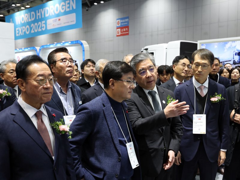 김성환 기후에너지환경부 장관과 장재훈 현대자동차그룹 부회장이 4일 경기도 고양시 일산서구 킨텍스(KINTEX)에서 열린 '세계 수소 엑스포 2025(월드 하이드로젠 엑스포)'에서 현대자동차 그룹 부스를 찾아 대화를 나누고 있다. 2025.12.4/뉴스1 ⓒ News1 황기선 기자