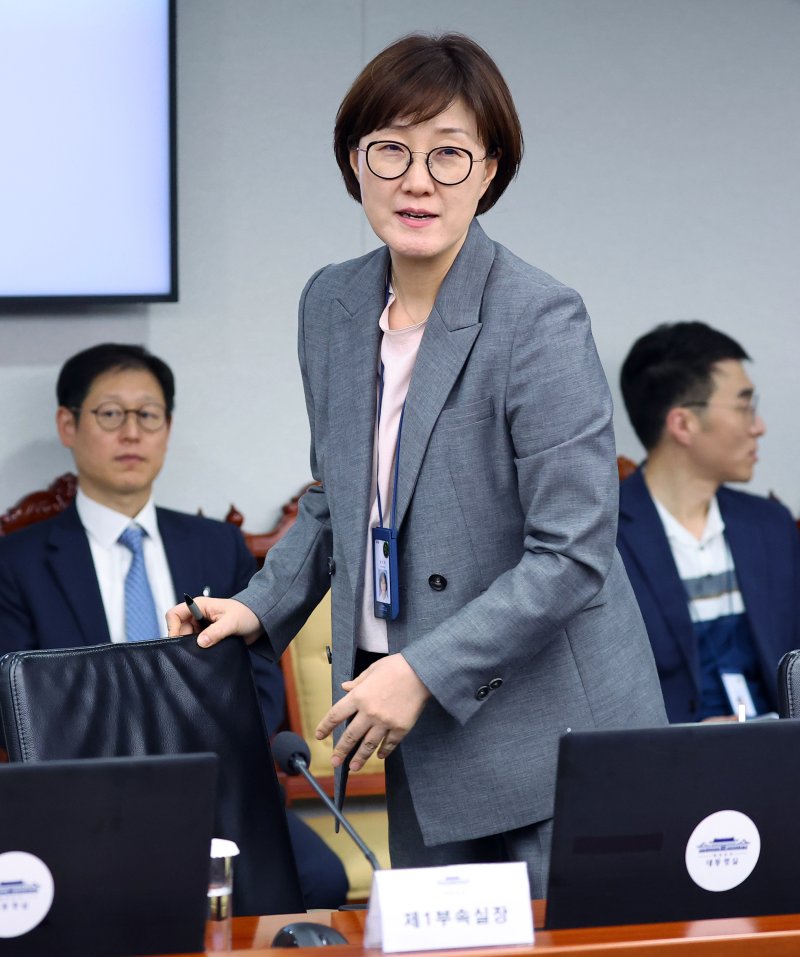 [서울=뉴시스] 최동준 기자 = 김현지 대통령실 제1부속실장이 2일 서울 용산 대통령실 청사에서 열린 수석보좌관회의에 참석하고 있다. (대통령실통신사진기자단) 2025.10.02. photocdj@newsis.com