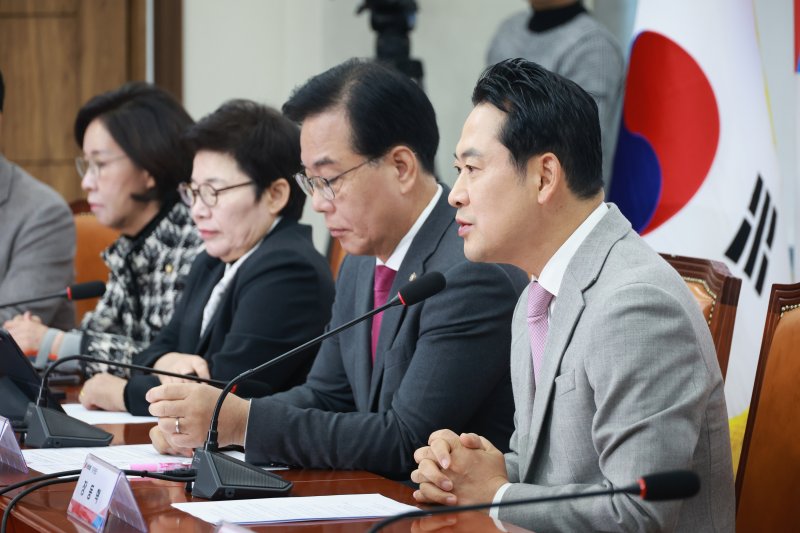 [서울=뉴시스] 고승민 기자 = 장동혁 국민의힘 대표가 5일 서울 여의도 국회에서 열린 이재명 정권 6개월 국정평가 회의에서 발언하고 있다. 2025.12.05. kkssmm99@newsis.com