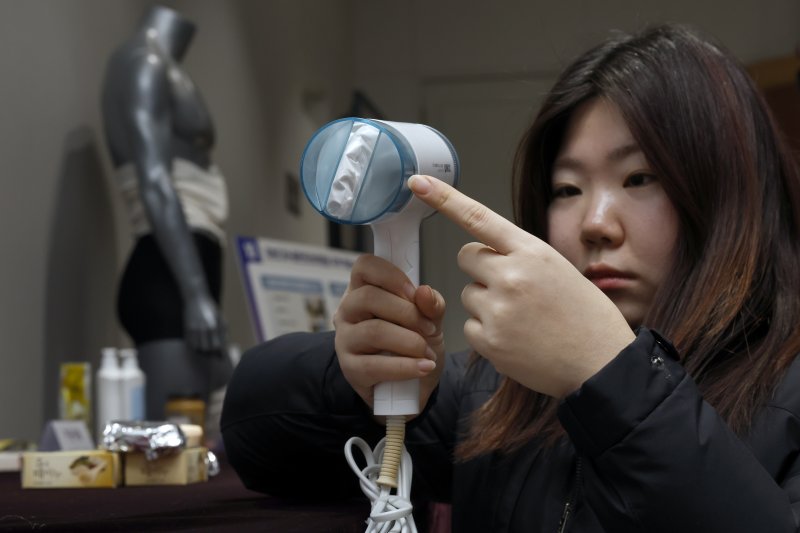 (서울=뉴스1) 박정호 기자 = 5일 오전 서울 강남구 논현동 서울세관에서 관세청 관계자가 과자, 스틱커피, 아보카도유 등에 은닉해 국경 단계에서 적발된 마약 은닉도구 샘플을 공개하고 있다. 사진=뉴스1화상