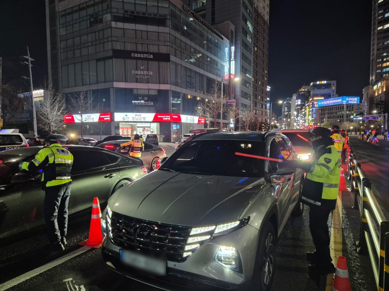 울산남부경찰서가 4일 남구 삼산로에서 음주운전 특별단속을 실시하고 있다.2025.12.5/뉴스1ⓒ 뉴스1 박정현 기자