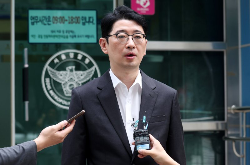 [서울=뉴시스] 추상철 기자 = 주진우 국민의힘 의원이 지난달 8일 오전 서울 종로구 서울경찰청 민원실 앞에서 '조국혁신당 당직자(성명불상) 및 최강욱 민주연구원장' 등에 대해 성폭력방지법 위반 등으로 고발한 후 발언을 하고 있다. 2025.09.08. scchoo@newsis.com