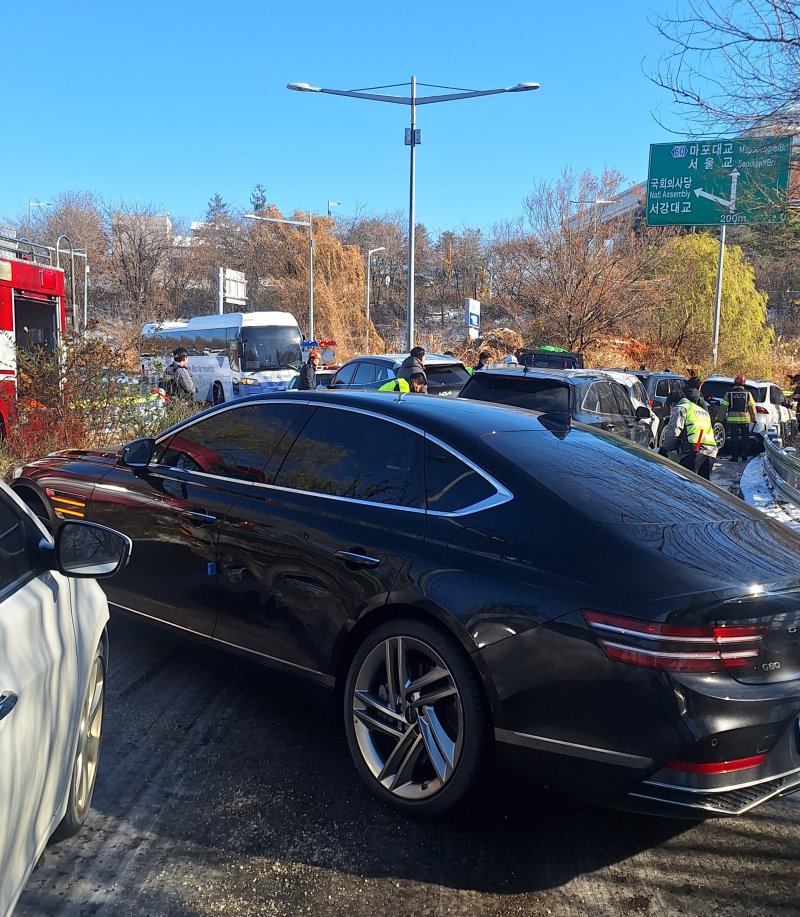 [서울=뉴시스]5일 오전 10시35분께 서울 올림픽대로 김포 방향 양화대교에서 차량 10대가 추돌했다. (사진=영등포소방서 제공) 2025.12.05 *재판매 및 DB 금지
