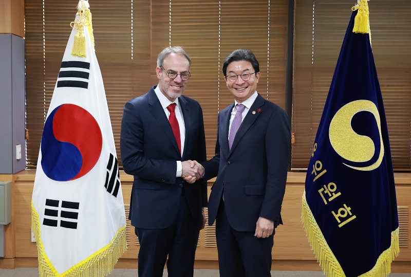 이억원 금융위원장이 5일 오전 서울 종로구 정부서울청사에서 데이비드 A. 자폴스키 아마존 수석부회장과 면담을 통해 금융 AI 생태계 정착을 위한 금융보안 협력방안을 논의했다. (금융위원회 제공)