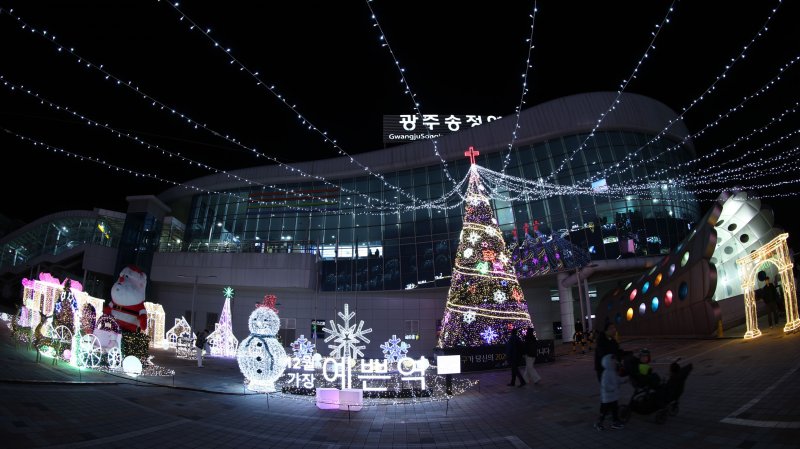 [광주=뉴시스] 광주송정역 광장 '크리스마스 포토존'. (사진=광주시청 제공). photo@newsis.com *재판매 및 DB 금지