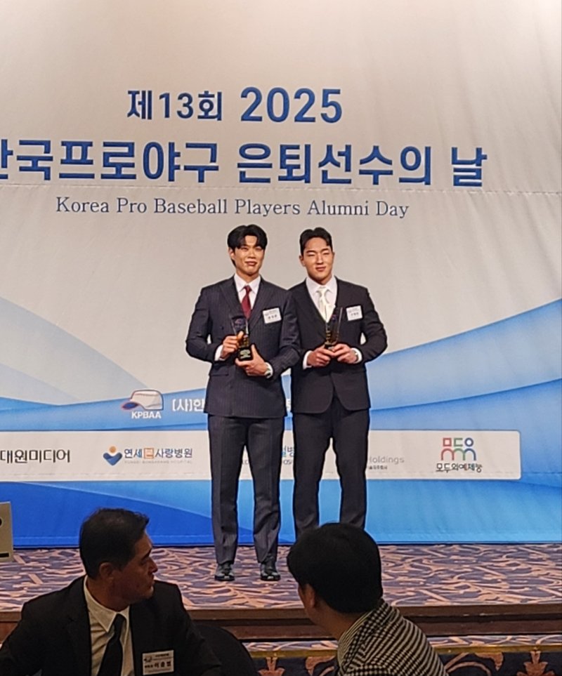 [서울=뉴시스] 박윤서 기자 = 2025 한국프로야구 은퇴선수의 날에서 최고의 선수상을 받은 키움 히어로즈 송성문(왼쪽)과 최고의 신인상을 받은 KT 위즈 안현민. 2025.12.05. *재판매 및 DB 금지