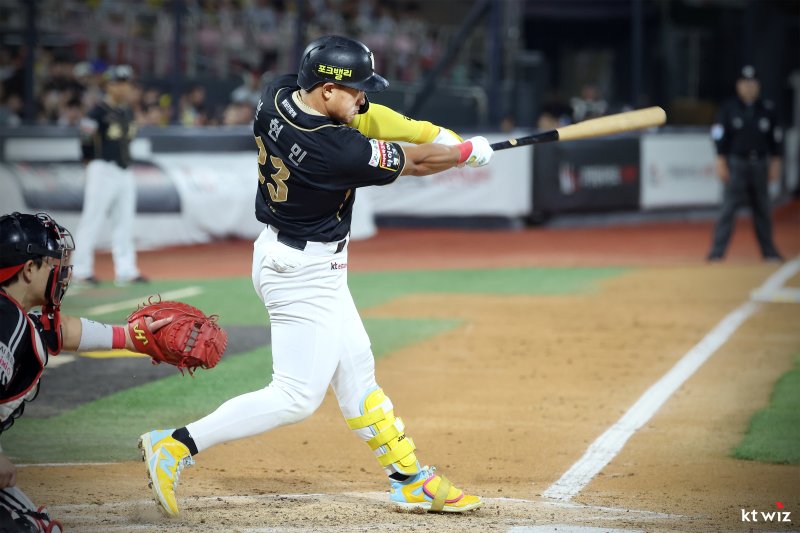 [서울=뉴시스] 프로야구 KT 위즈 안현민이 18일 수원 KT위즈파크에서 열린 2025 신한 쏠뱅크 KBO리그 LG 트윈스와의 경기에서 안타를 치고 있다. (사진=KT 위즈 제공) 2025.09.18. *재판매 및 DB 금지