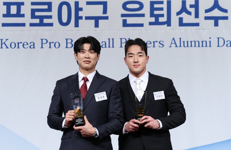 5일 서울 강남구 리베라호텔에서 열린 한국프로야구 은퇴선수협회 2025 '최고의 선수상' 시상식에서 '최고의 선수상'을 수상한 송성문(왼쪽, 키움 히어로즈)과 '최고의 신인상'을 수상한 안현민(KT 위즈)이 트로피를 들고 포즈를 취하고 있다. 2025.12.5/뉴스1 ⓒ News1 오대일 기자