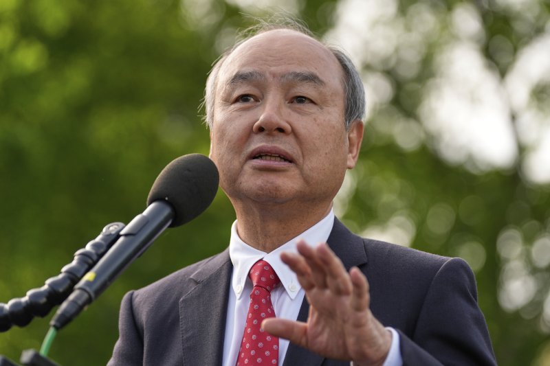[워싱턴=AP/뉴시스] 손정의일본 소프트뱅크 회장 겸 최고경영자(CEO)가 4월 30일 미국 워싱턴 백악관 웨스트윙 밖에서 연설하고 있다. 2025.12.05.