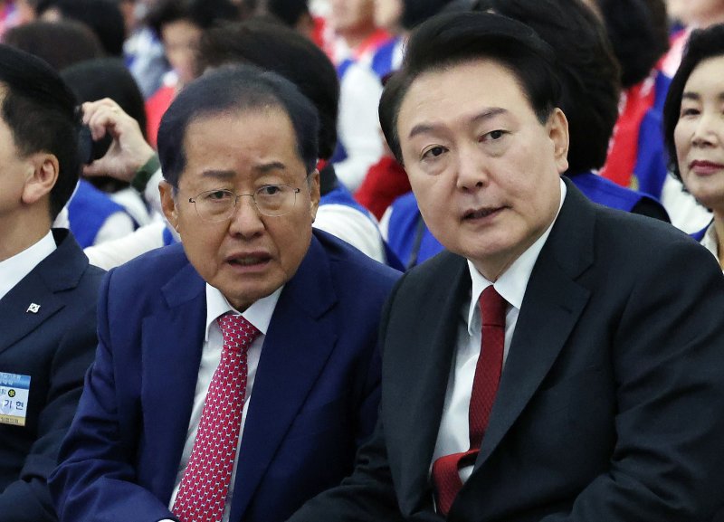 [대구=뉴시스] 윤석열 당시 대통령이 7일 대구 북구 엑스코에서 열린 2023년 바르게살기운동 전국회원대회에서 홍준표 당시 대구시장과 대화하고 있다. (사진=조수정 기자) 2023.11.07. photo@newsis.com