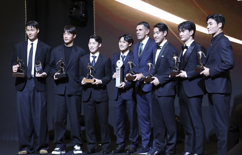 [서울=뉴시스] 김근수 기자 = 전북현대모터스 선수들이 1일 서울 서대문구 스위스 그랜드호텔에서 열린 하나은행 K리그 2025 대상 시상식에서 기념촬영을 하고 있다. 2025.12.01. ks@newsis.com