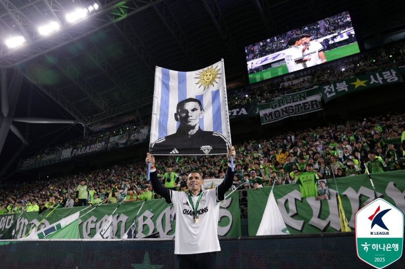 [서울=뉴시스] 프로축구 K리그1 전북 현대 거스 포옛 감독, 하나은행 K리그 2025 대상 시상식서 올해의 감독상 수상. (사진=한국프로축구연맹 제공) *재판매 및 DB 금지